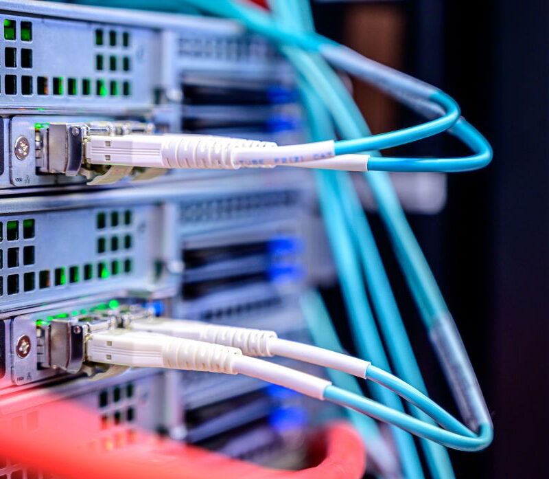 photo du dos d'un serveur wifi